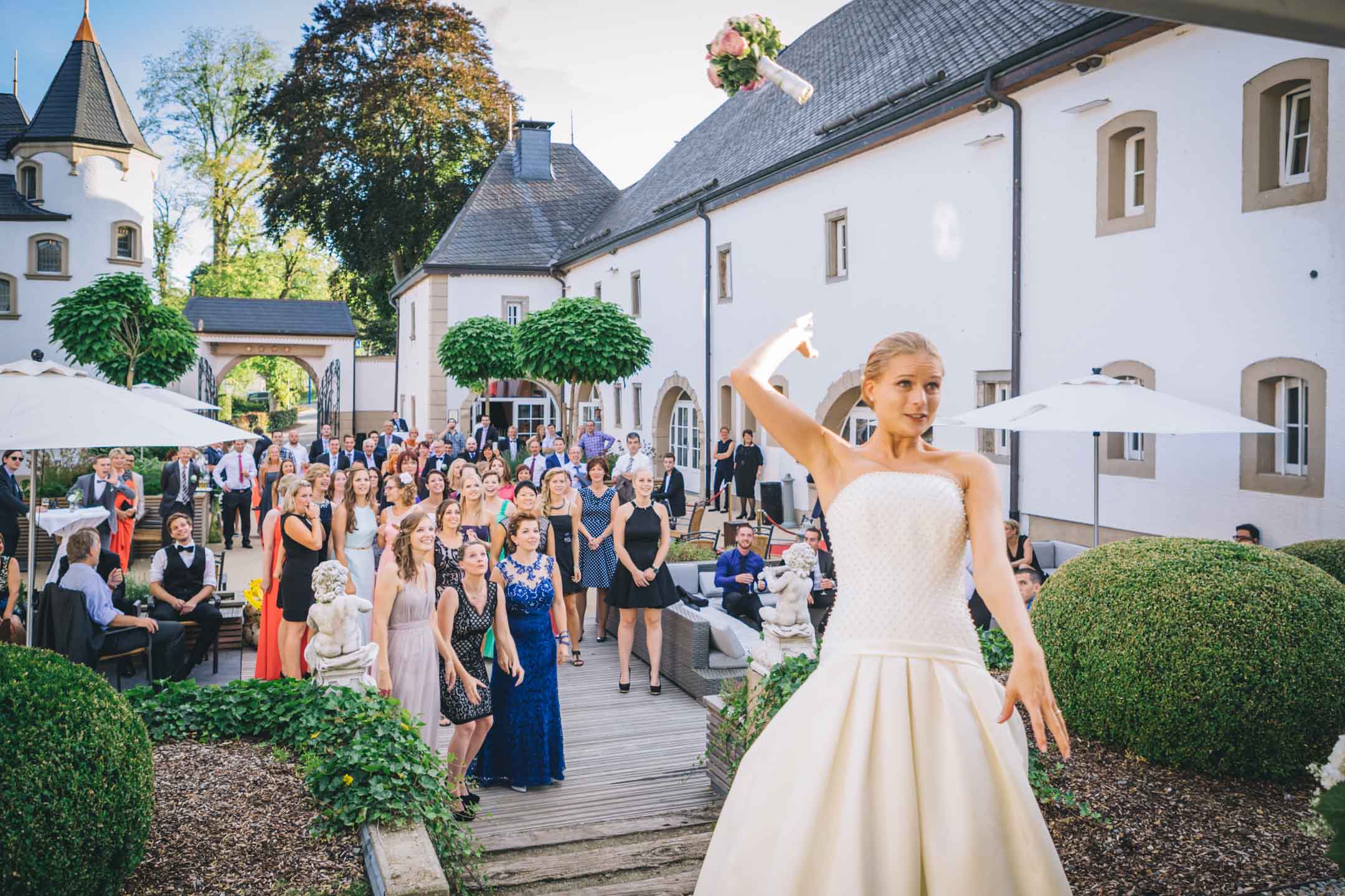 La mariée qui lance son bouquet aux demoiselles d'honneur, Chateau d'Urspelt, Luxembourg